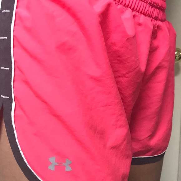 Women’s under Armour shorts - Picture 2 of 4
